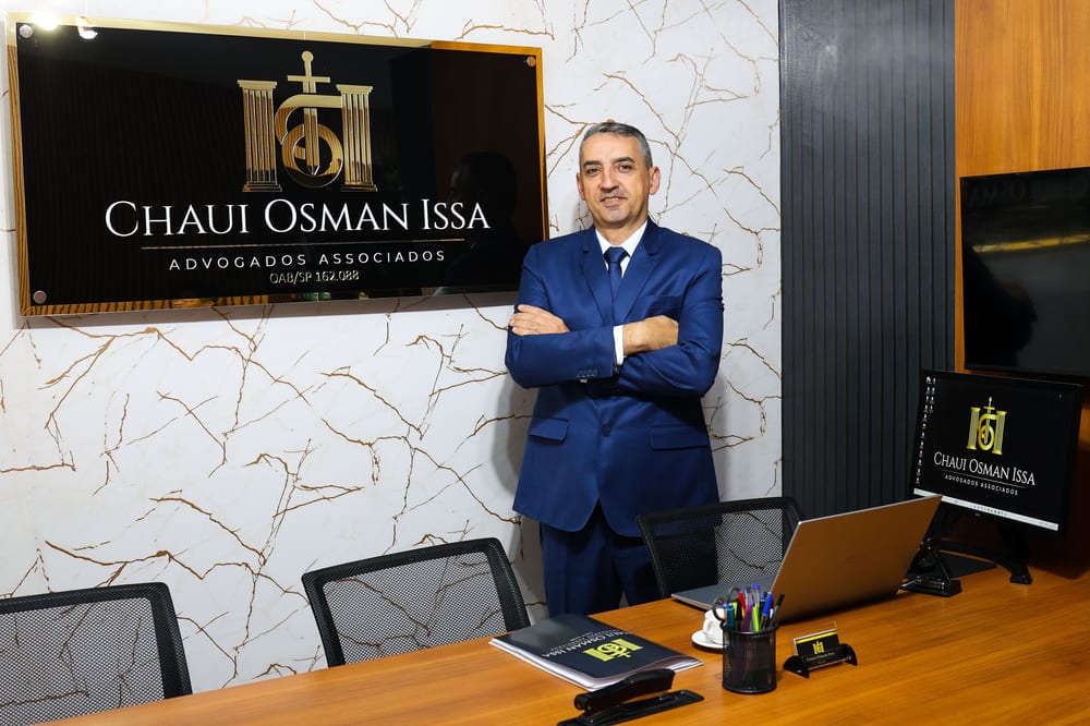 Chaui Osman Issa, advogado especialista em direito imobiliário, em seu escritório